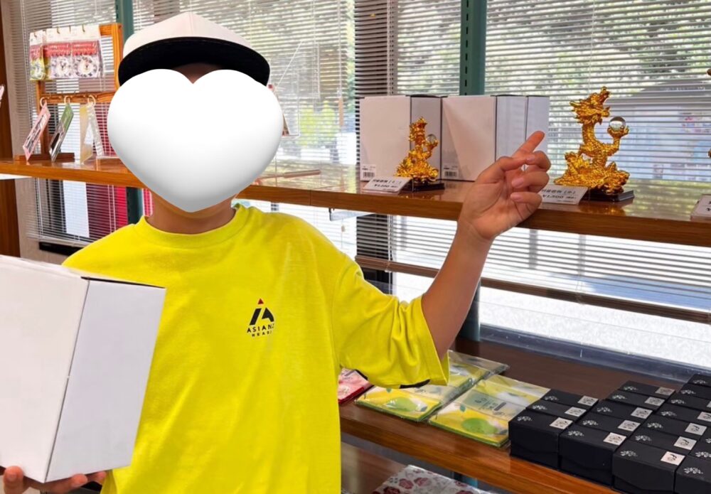 金の龍の置物のお土産物