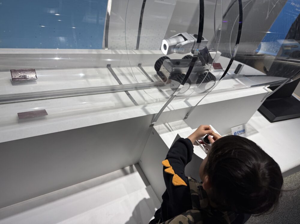 下水道をきれいに掃除する機械