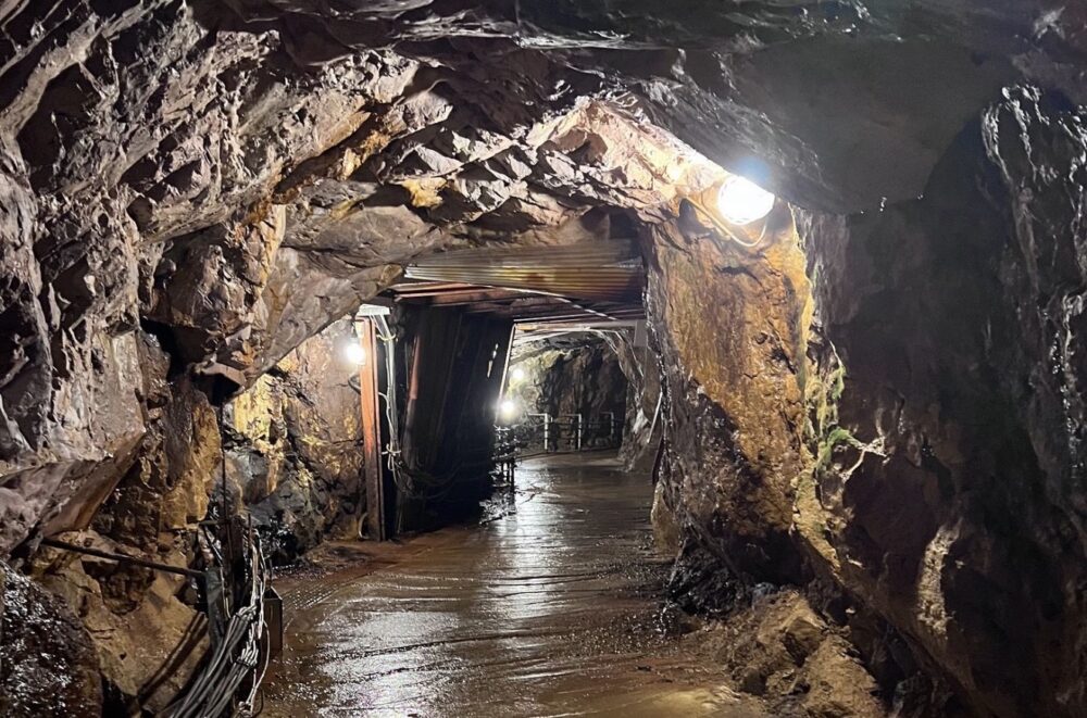 生野銀山の洞窟内