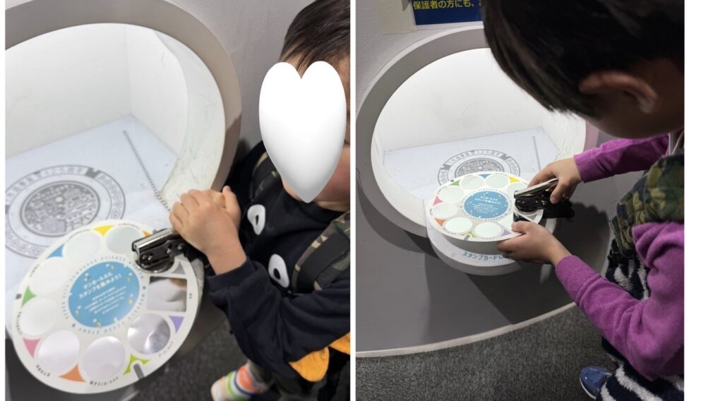 マンホールのスタンプ集めに夢中な子どもたち