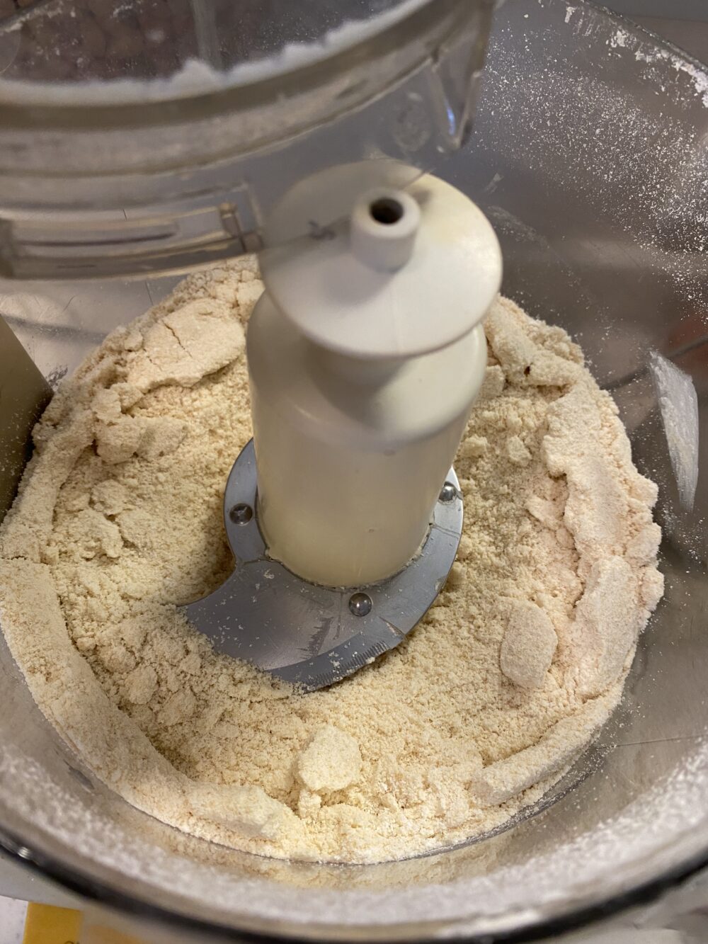 フードプロセッサーに小麦粉と砂糖とバターを混ぜ合わせた状態の写真