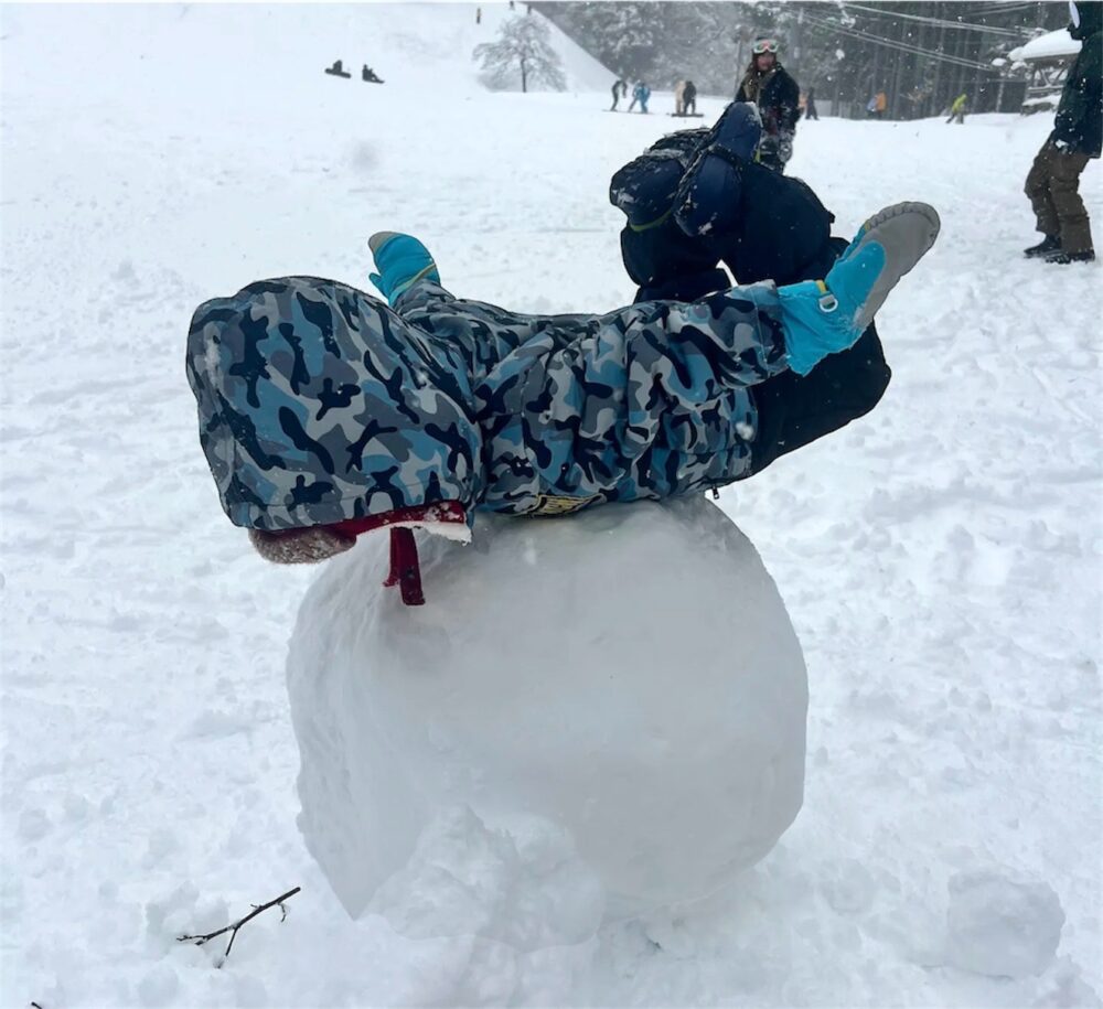雪だるま作りを楽しむ