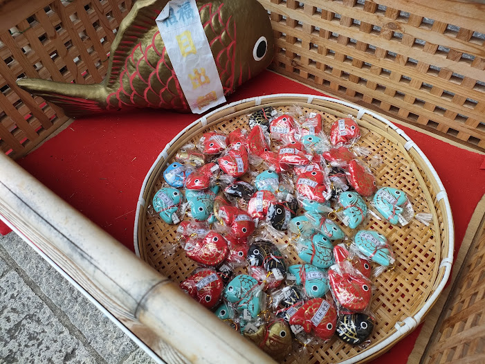 カラフルな鯛のお守りが入ったかわいいおみくじ