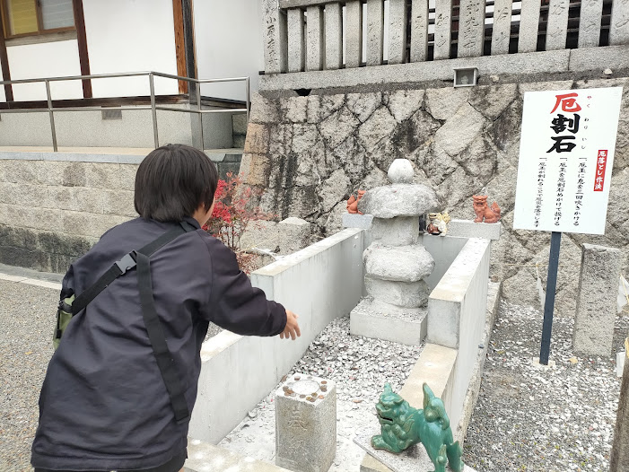 塔に石を投げる子ども