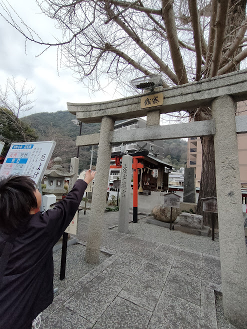 投げ銭に挑戦する子ども