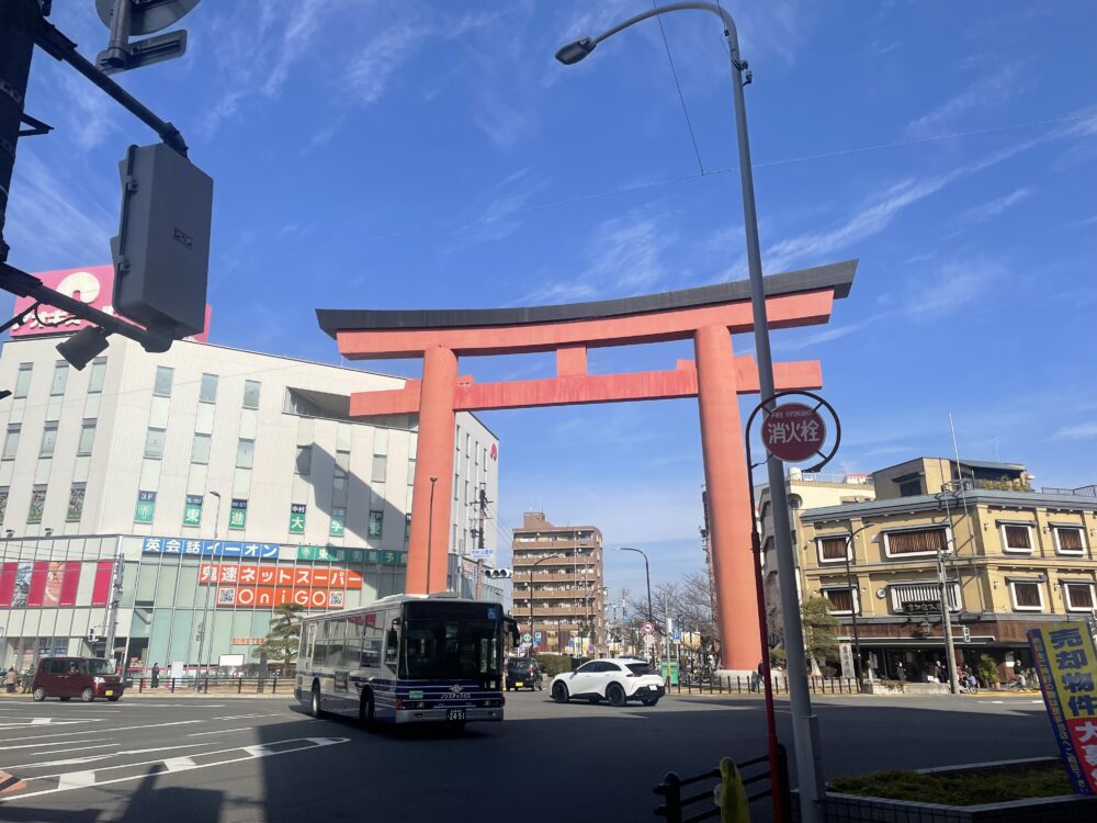 道路をまたいで立つ赤い大鳥居