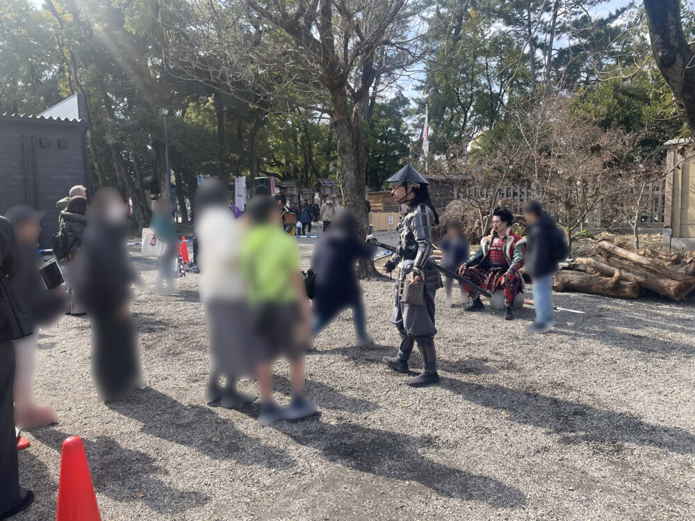 おもてなし武将隊と写真を撮る列