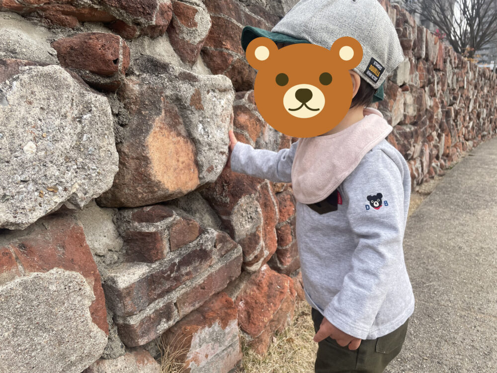 レンガを触る子ども