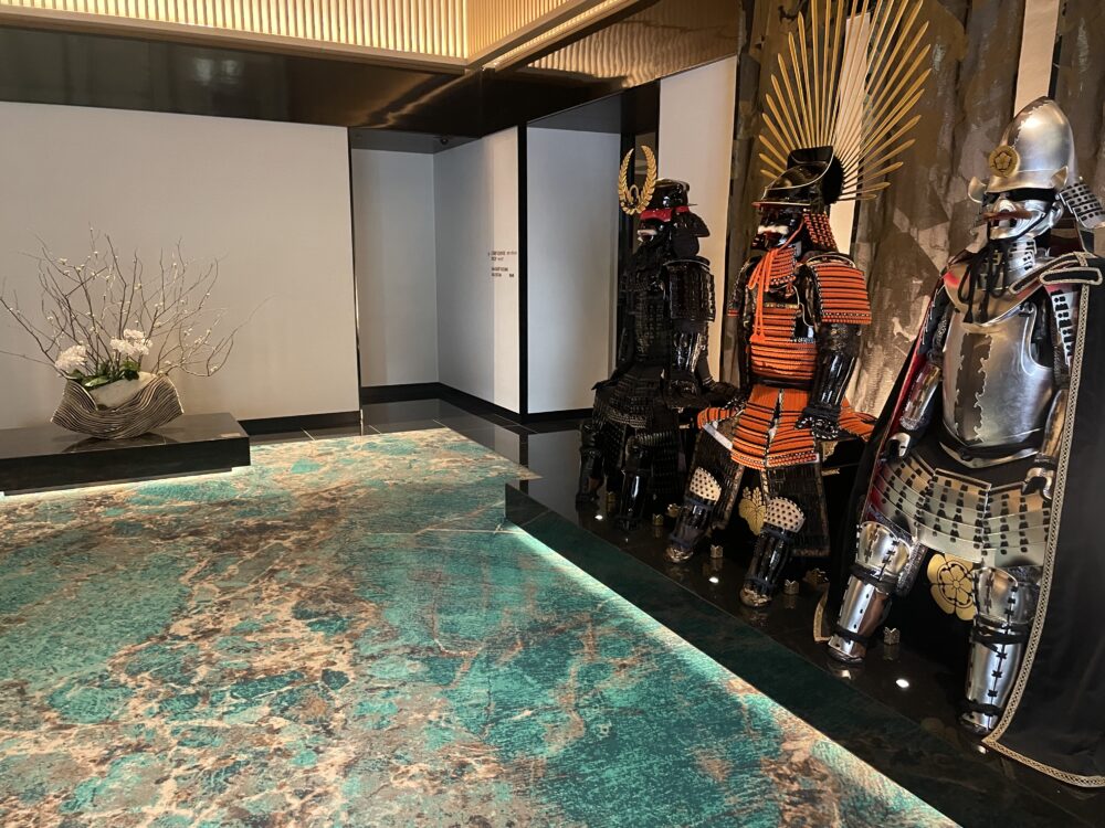 ホテル入り口に飾られた、武将の甲冑
