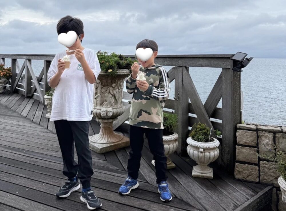 ソフトクリームを食べるr子どもたち
