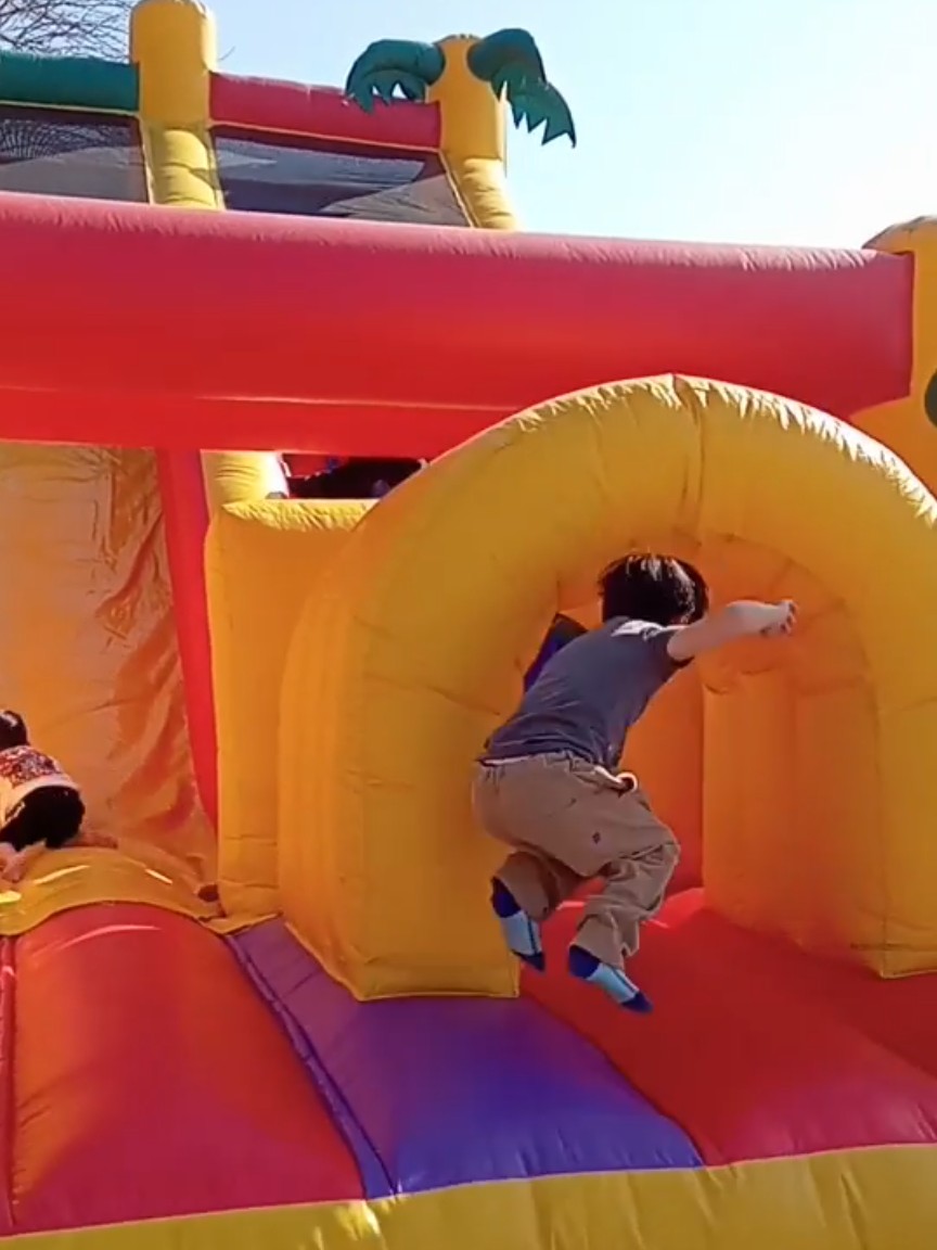 エアー遊具で遊ぶ息子