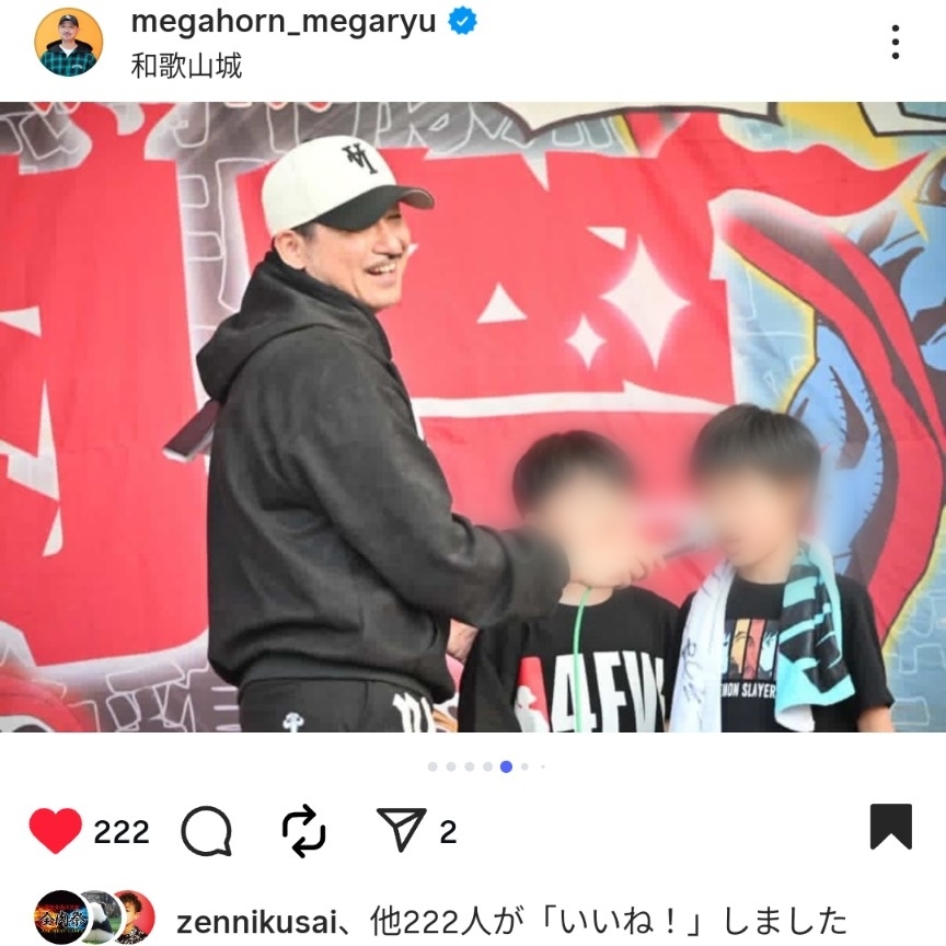 メガホーンさんのInstagram ステージで歌う子どもたち