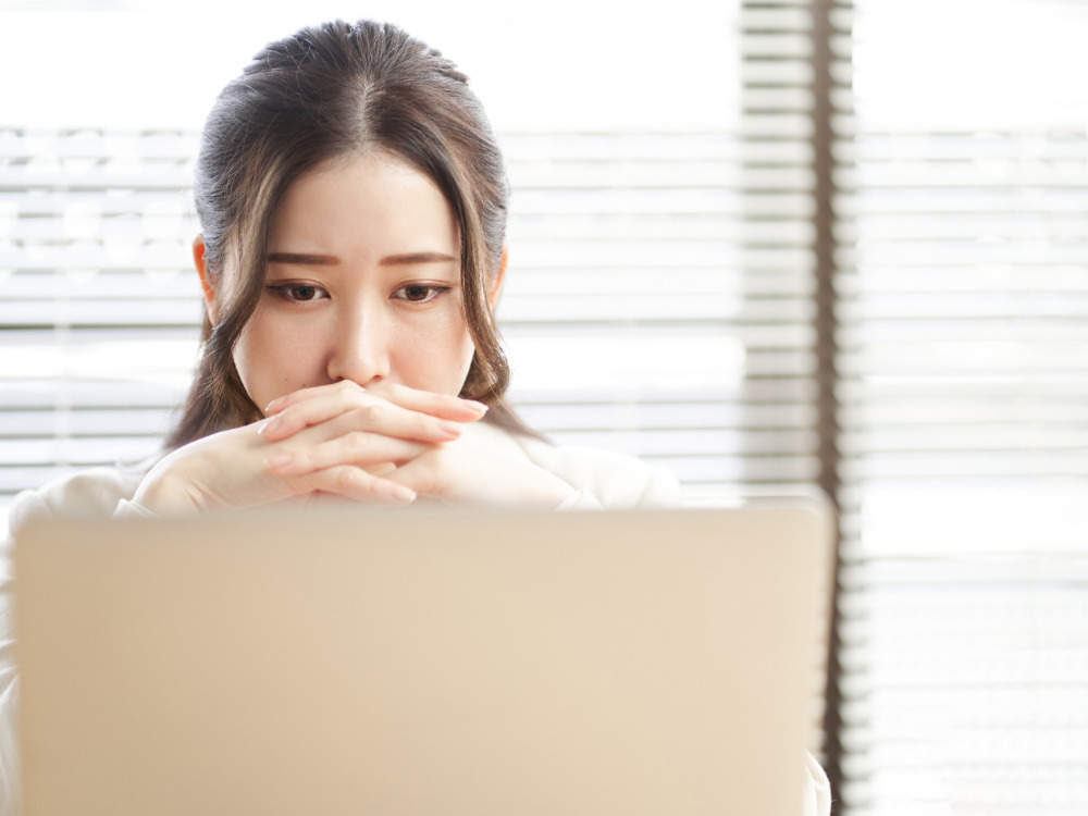 悩む女性