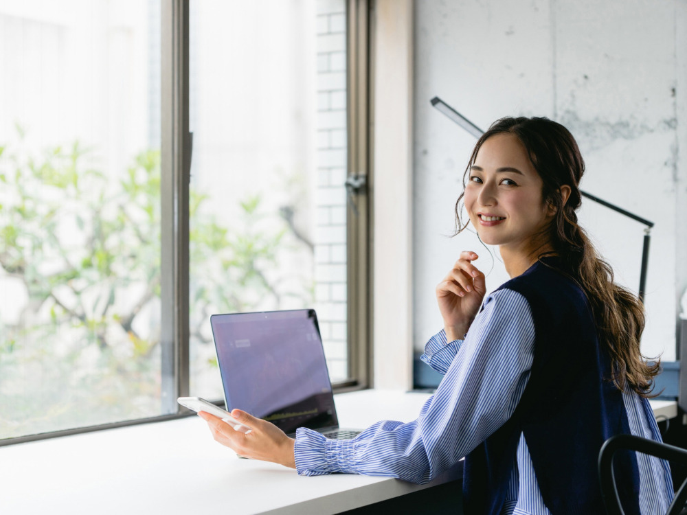 パソコン作業する女性
