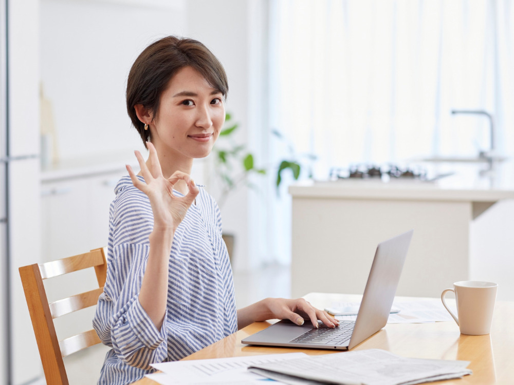 パソコン作業する女性