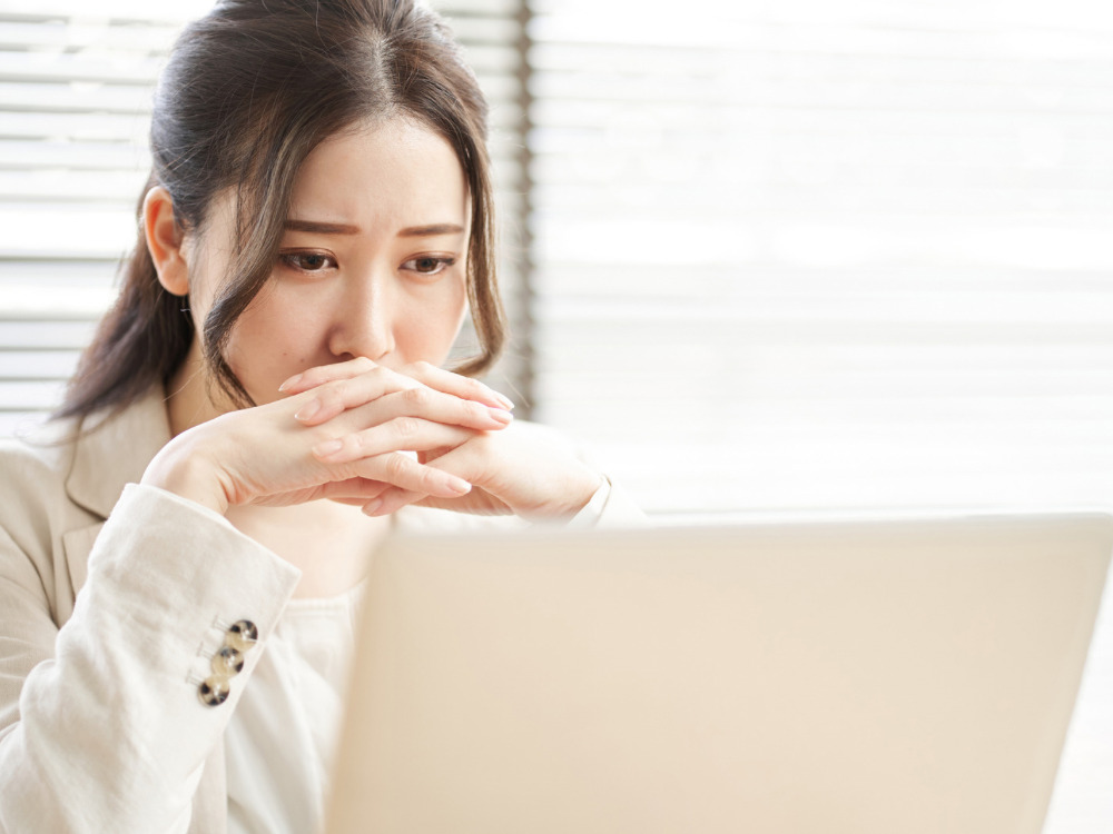 悩んでいる女性