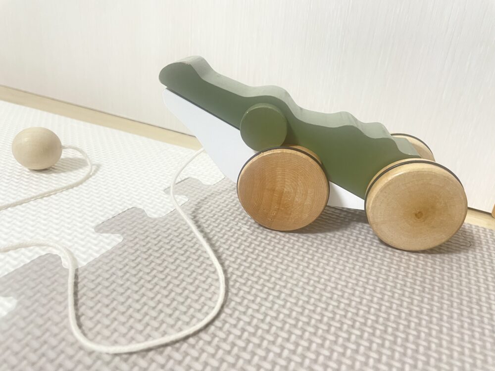 引っ張るワニ