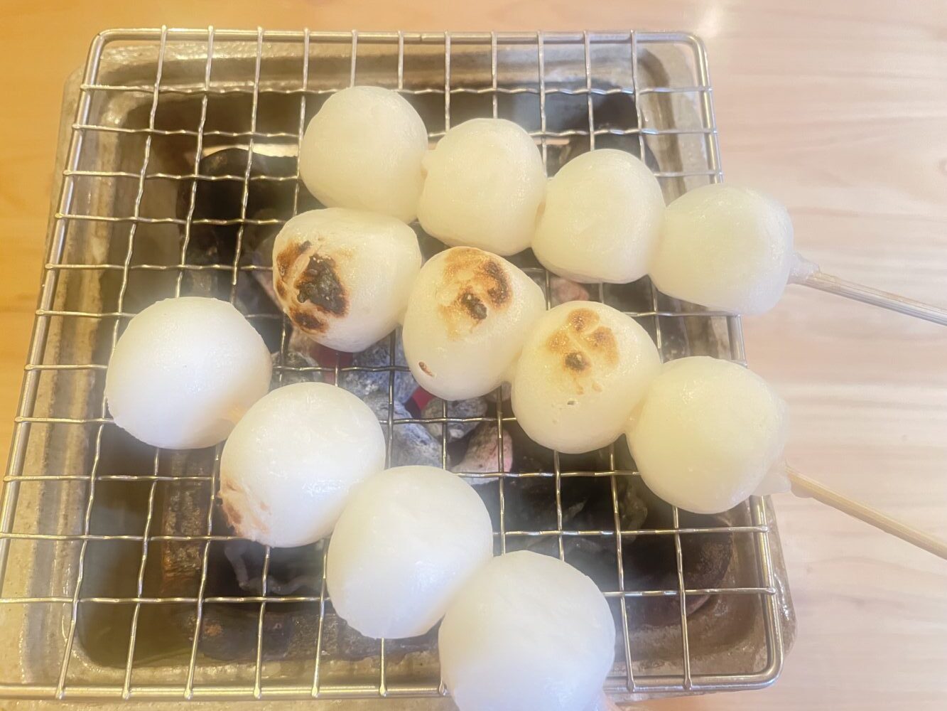団子を焼く様子
