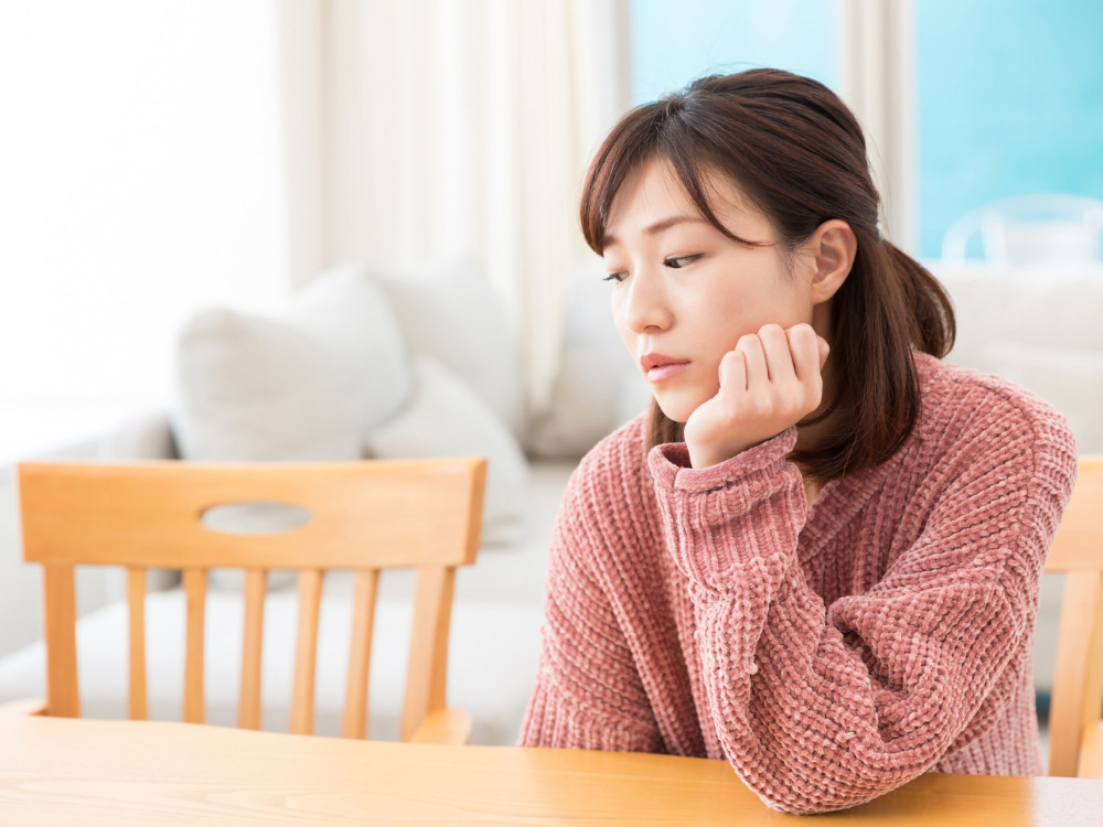 悩む女性