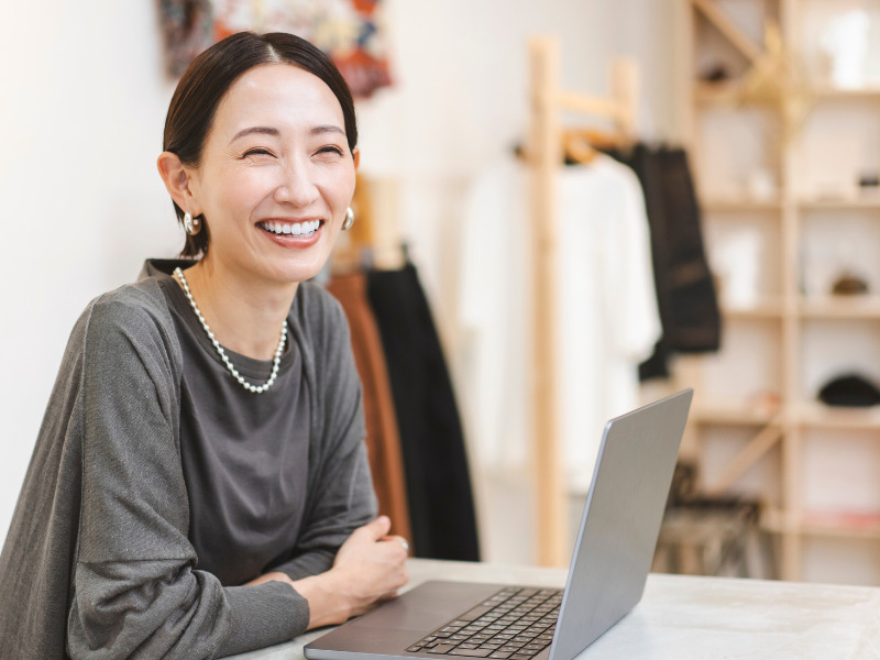 PC作業をしている女性