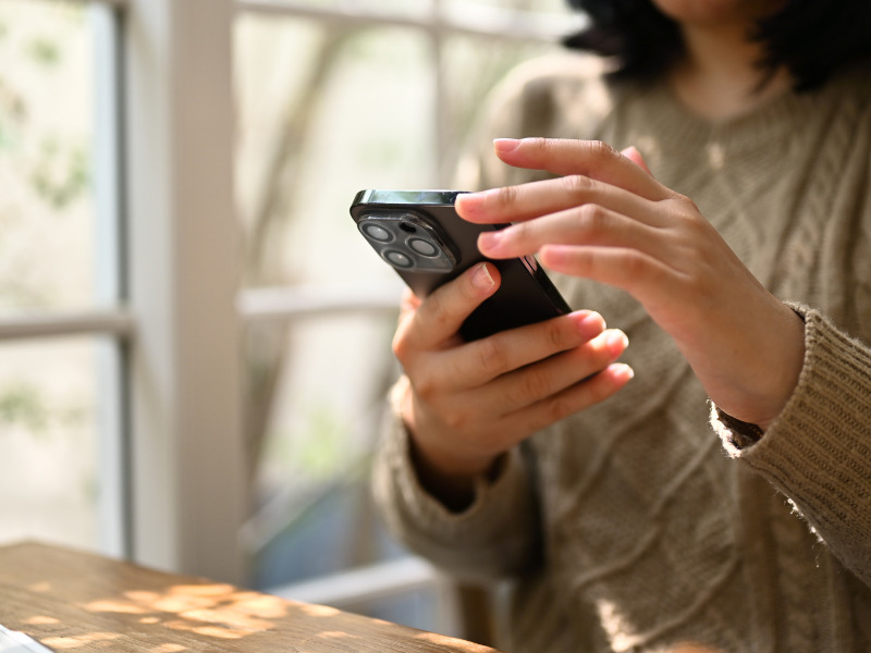 スマホを使っている女性
