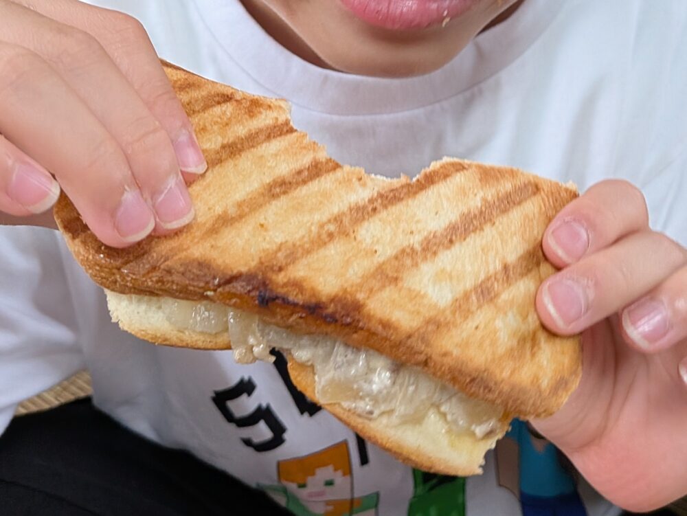 ホットサンドを食べる男の子