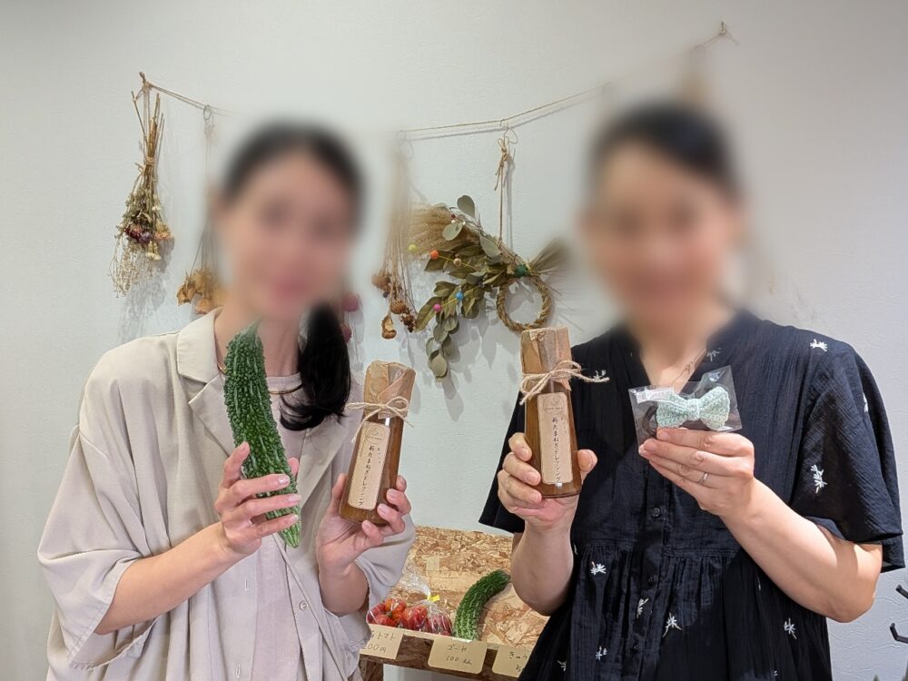店内販売のドレッシングと野菜を盛った女性二人の写真