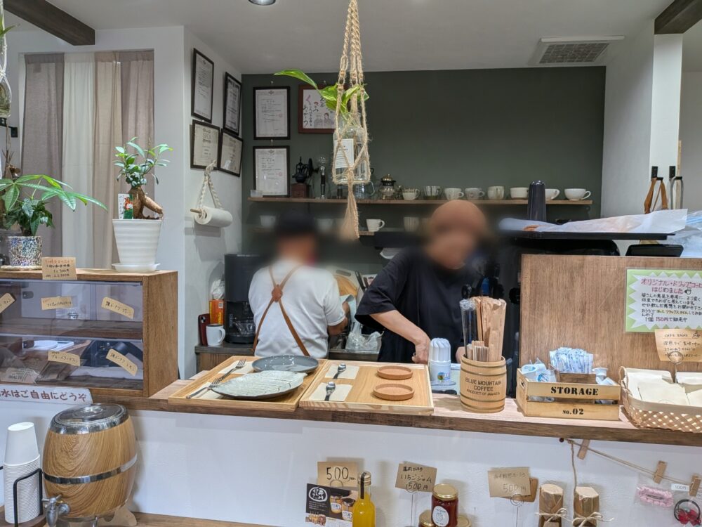 店内で働くご夫婦の写真