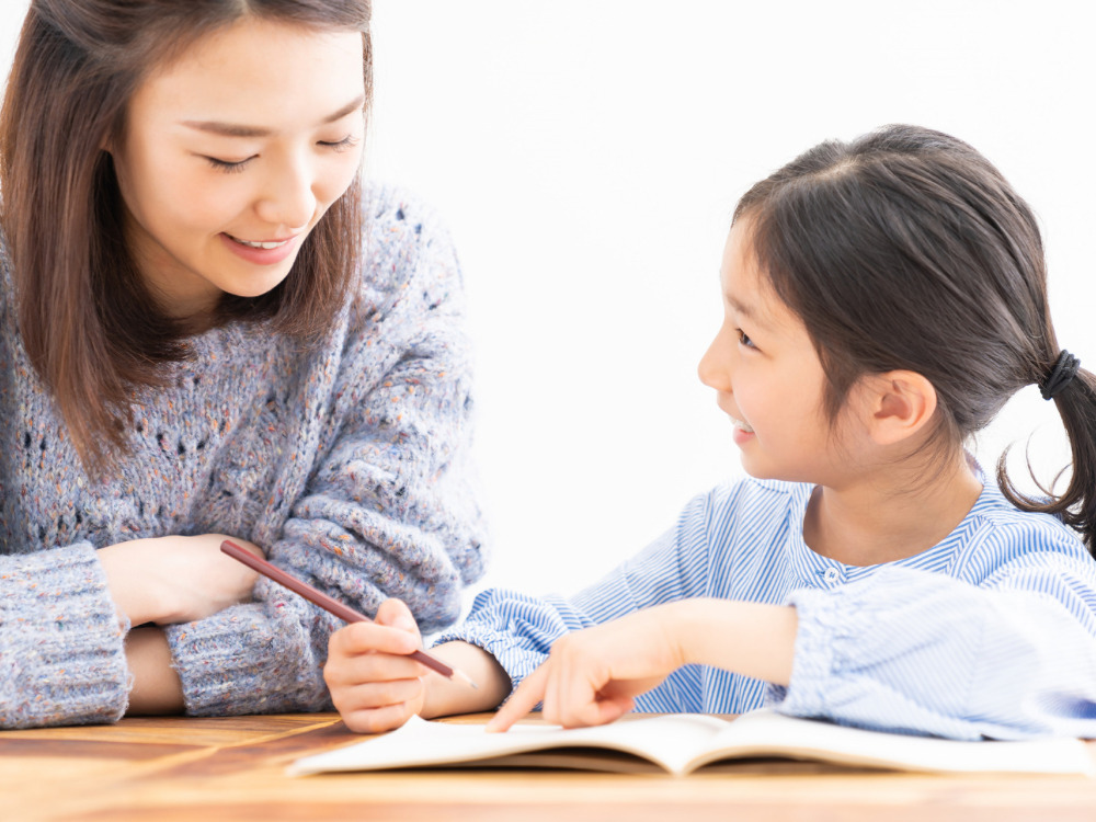 子どもに教える母親
