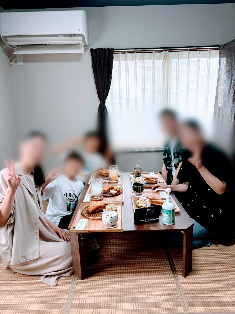 CAFE ENAKで和やかに食事している５人