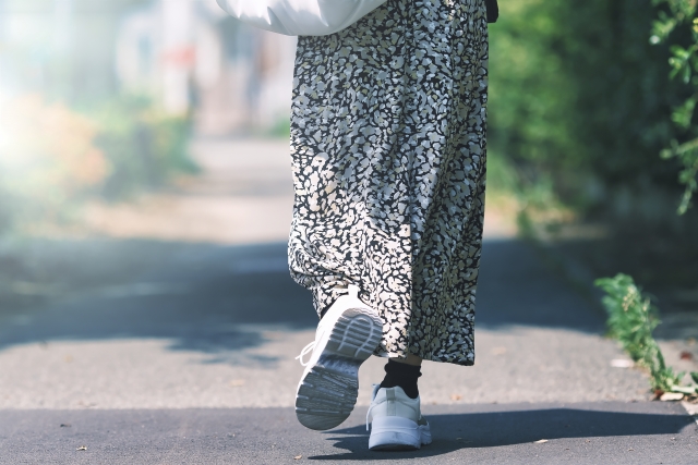 歩く女性