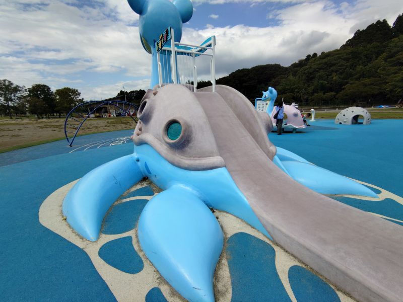 ラプラス公園すべり台後ろ姿