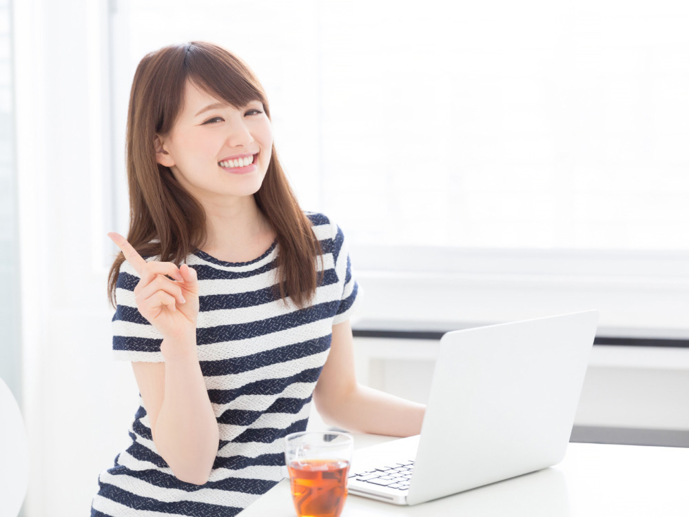パソコンで学ぶ女性