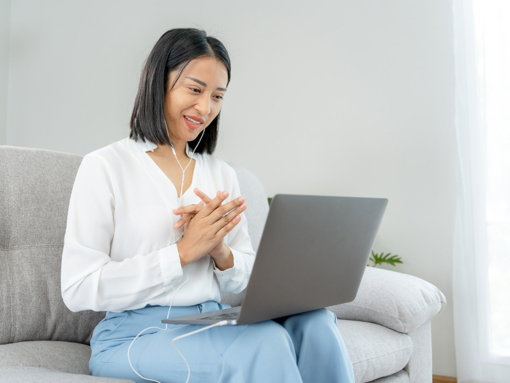 パソコンで学ぶ女性
