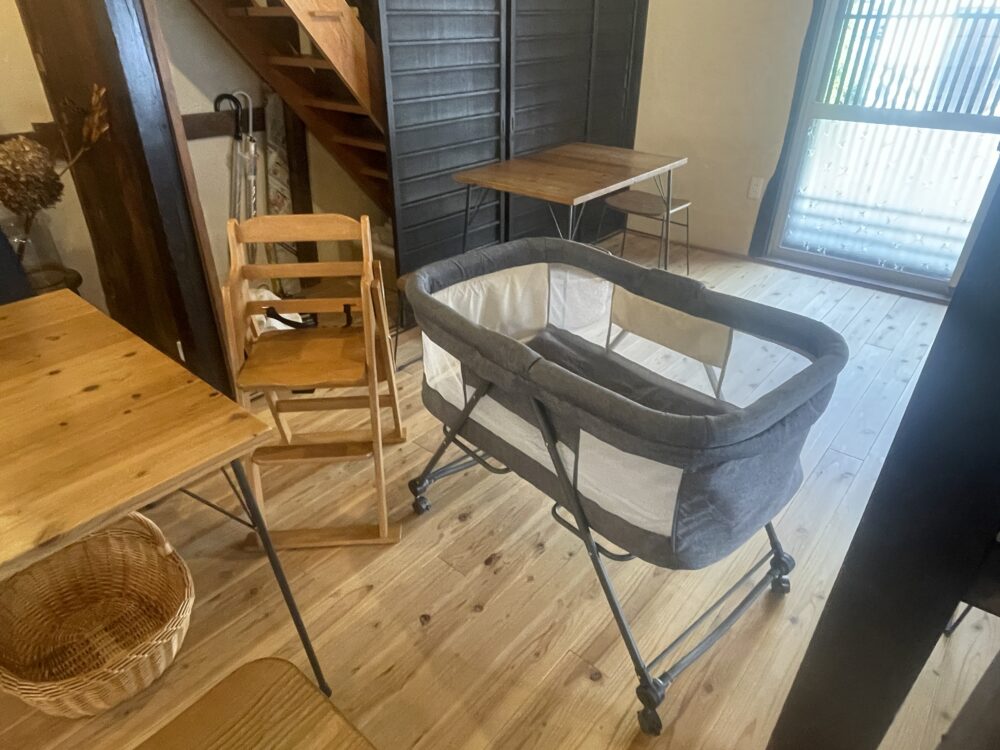 貸し出し用のチャイルドシートとベビーベットも常備